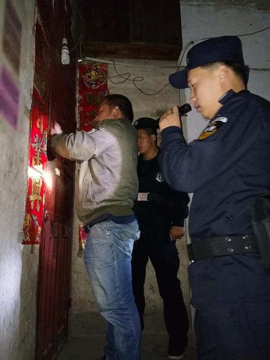 文山粗心妈妈误将幼女锁家中 民警全城寻开锁师傅开门