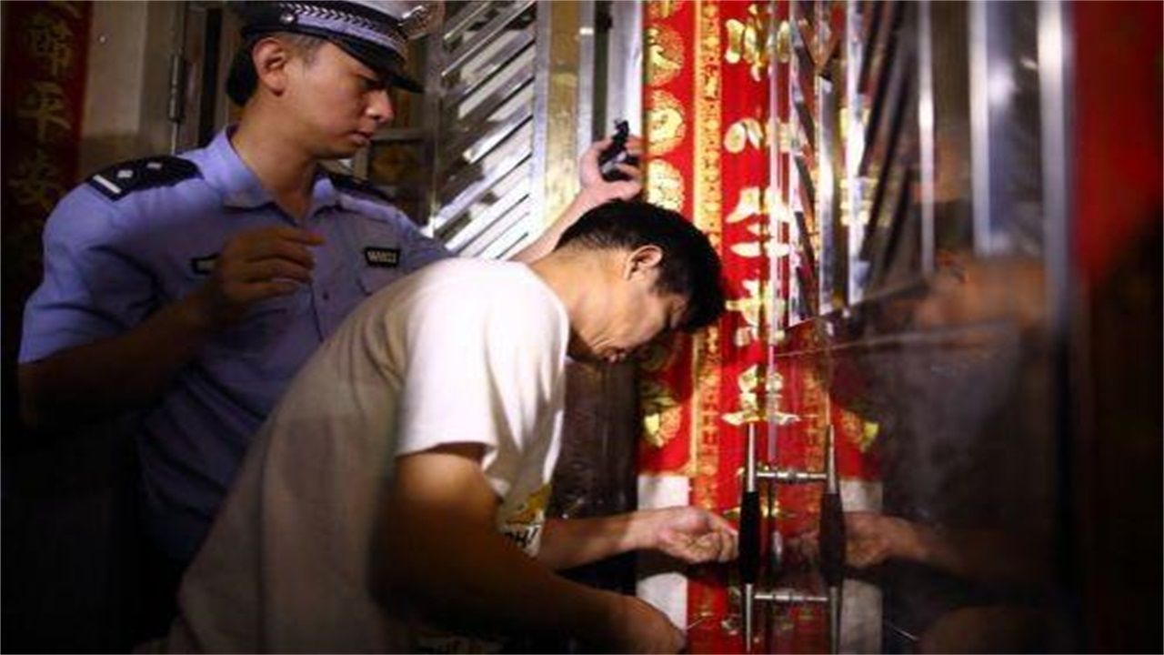 文山请开锁师傅开了锁后，师傅为什么一般都不进门，就算主人请也不进去？